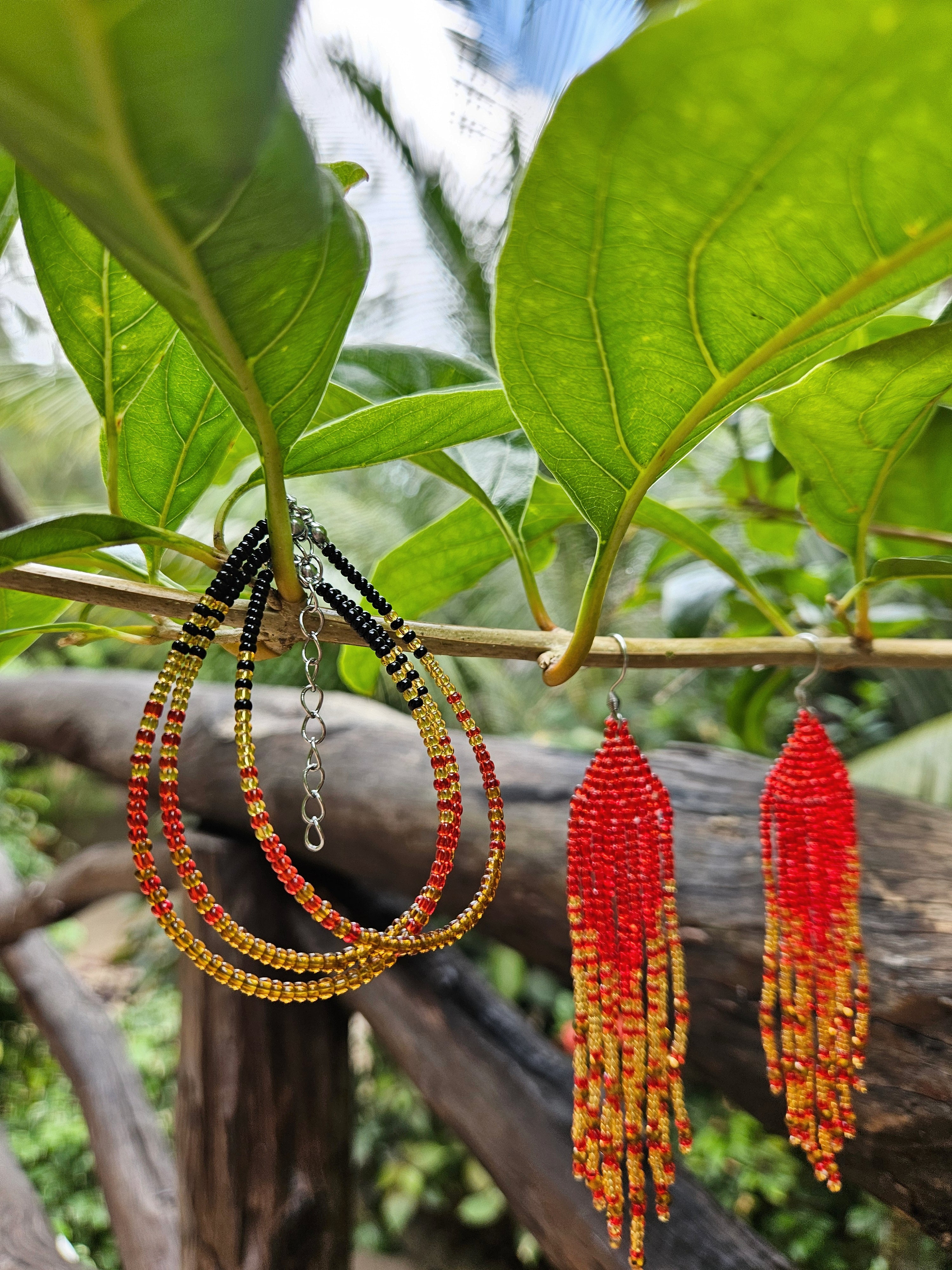 Sett - Mermaid Tails øreanheng og armbånd i rødt og gull