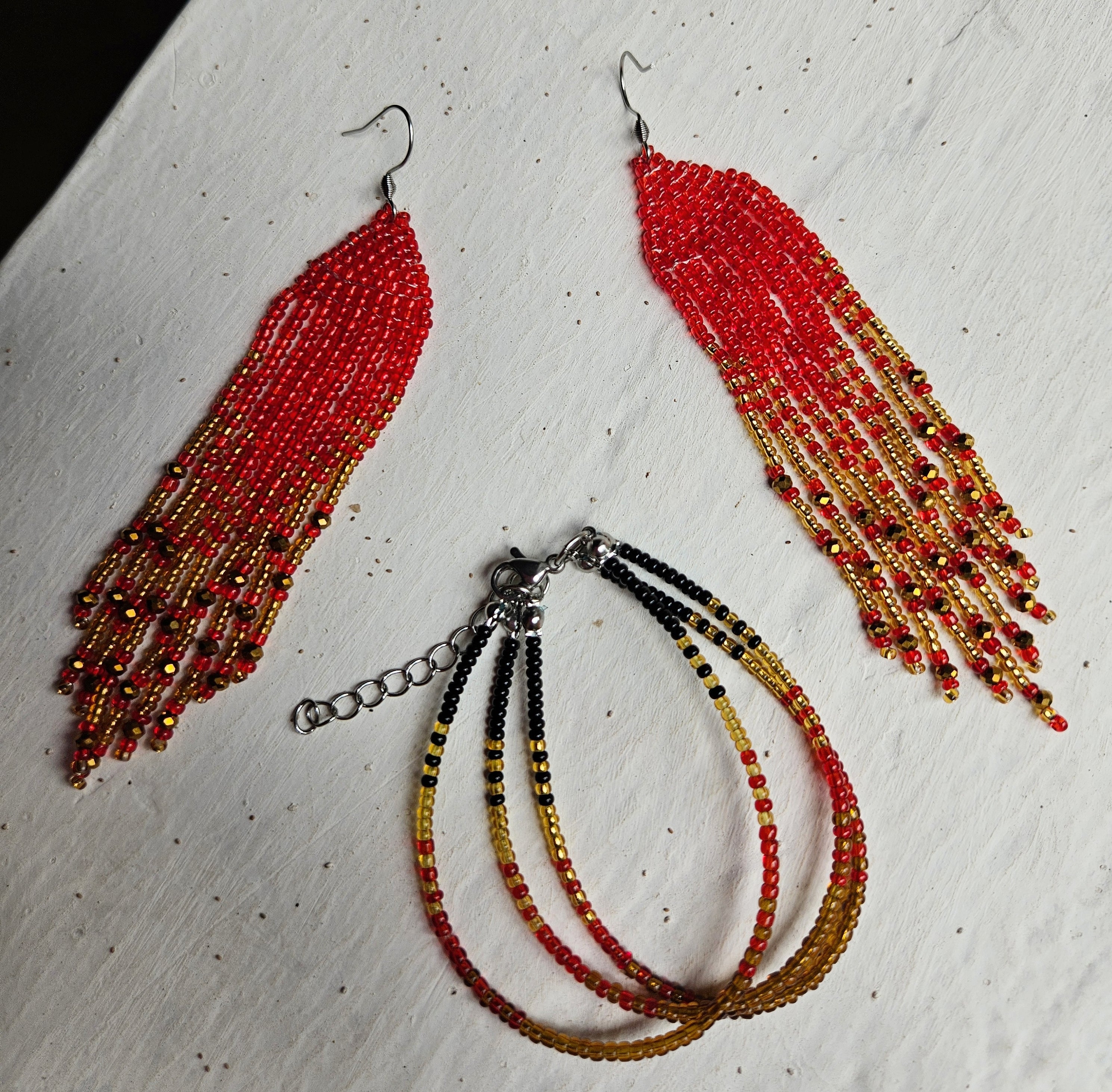 Sett - Mermaid Tails øreanheng og armbånd i rødt og gull